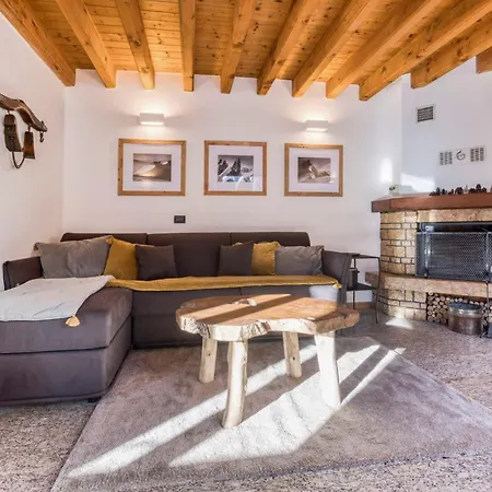 Chalet La Chouette - Intimate 2 Bedroom Demi-chalet Ideally Located *
